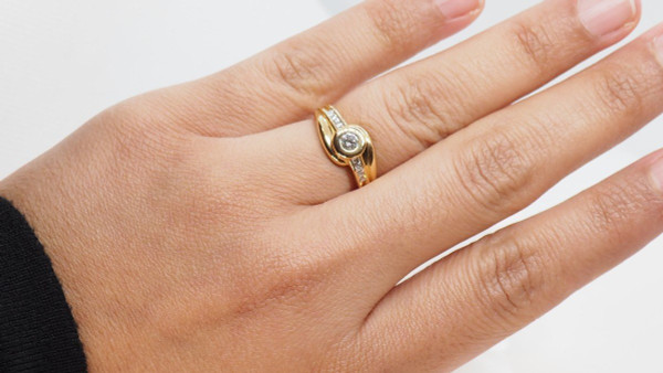 Anello In Oro Giallo E Diamanti