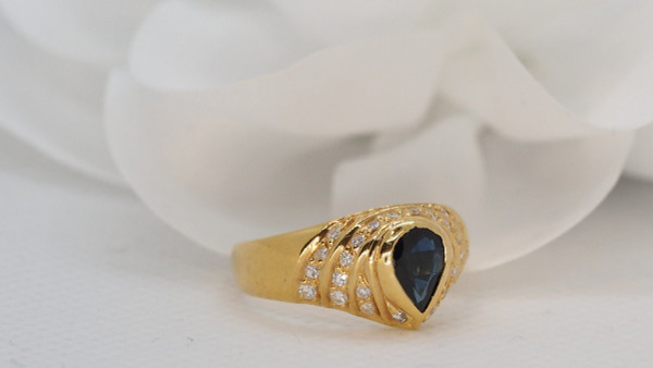 Bague En Or Jaune Sertie d'Un Saphir En Poire Et Diamants