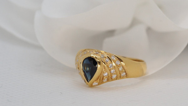 Bague En Or Jaune Sertie d'Un Saphir En Poire Et Diamants