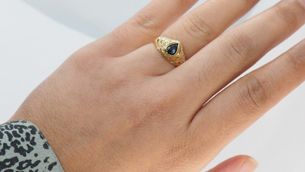 Bague En Or Jaune Sertie d'Un Saphir En Poire Et Diamants