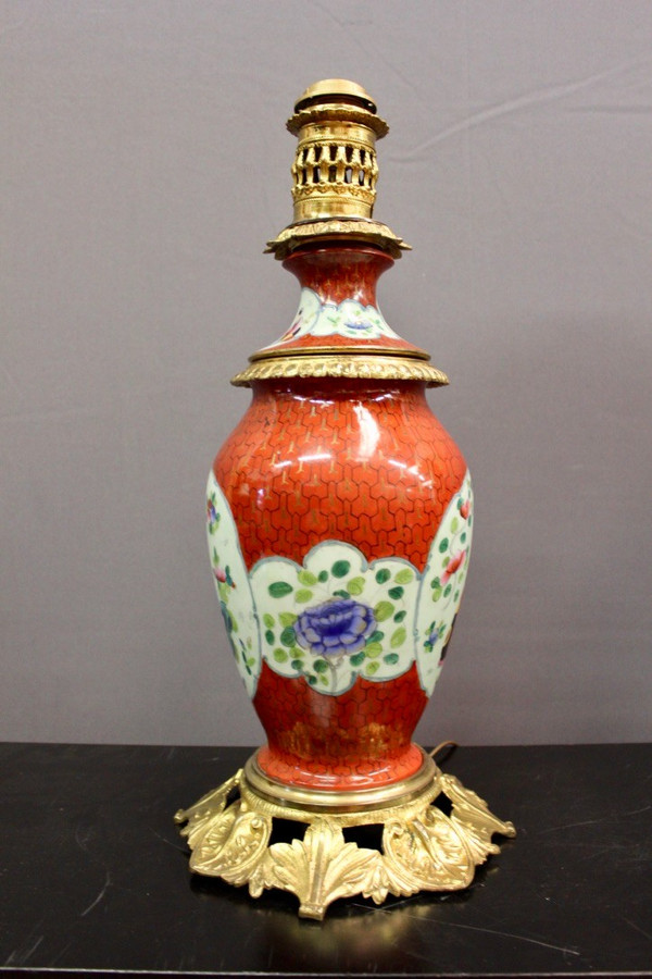 Coppia Di Lampade In Porcellana Con Decoro Cinese E Montatura In Bronzo Dorato Fine XIX