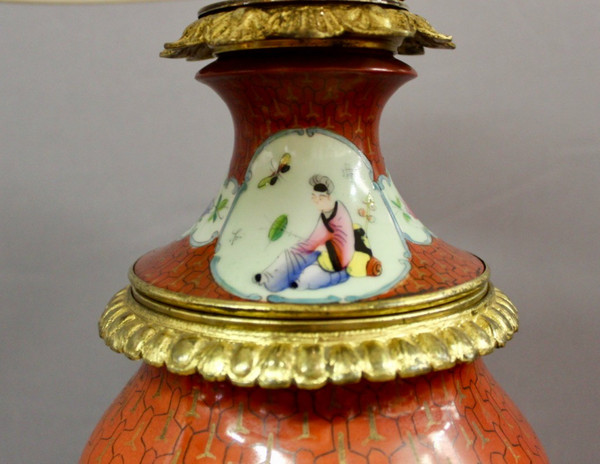 Coppia Di Lampade In Porcellana Con Decoro Cinese E Montatura In Bronzo Dorato Fine XIX