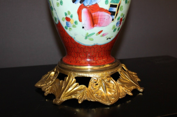 Coppia Di Lampade In Porcellana Con Decoro Cinese E Montatura In Bronzo Dorato Fine XIX