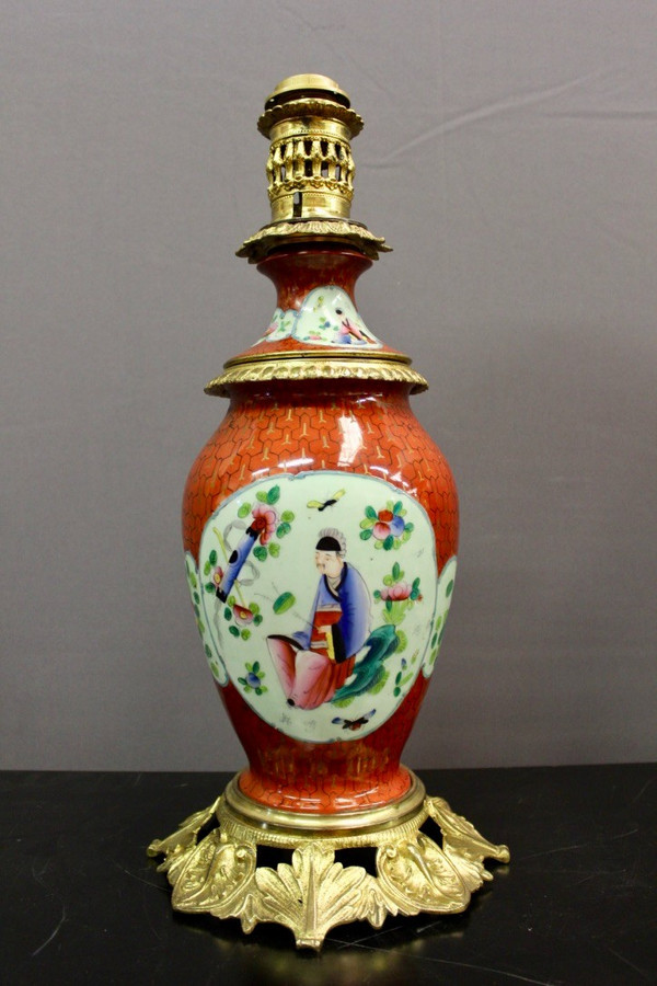 Coppia Di Lampade In Porcellana Con Decoro Cinese E Montatura In Bronzo Dorato Fine XIX