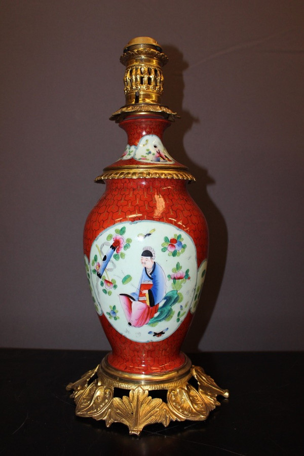 Coppia Di Lampade In Porcellana Con Decoro Cinese E Montatura In Bronzo Dorato Fine XIX