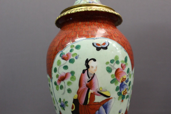 Coppia Di Lampade In Porcellana Con Decoro Cinese E Montatura In Bronzo Dorato Fine XIX