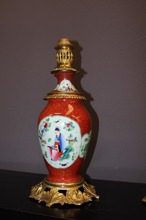 Coppia Di Lampade In Porcellana Con Decoro Cinese E Montatura In Bronzo Dorato Fine XIX