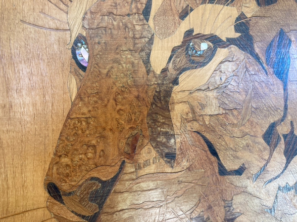 Grande pannello intarsiato in legno esotico, Tigre del Benghale, firmato Rosenau, circa 1930