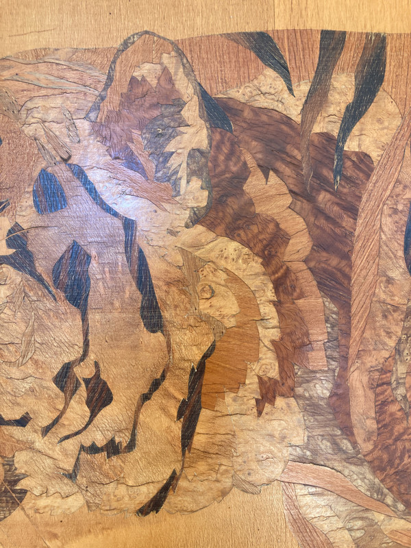 Grande pannello intarsiato in legno esotico, Tigre del Benghale, firmato Rosenau, circa 1930
