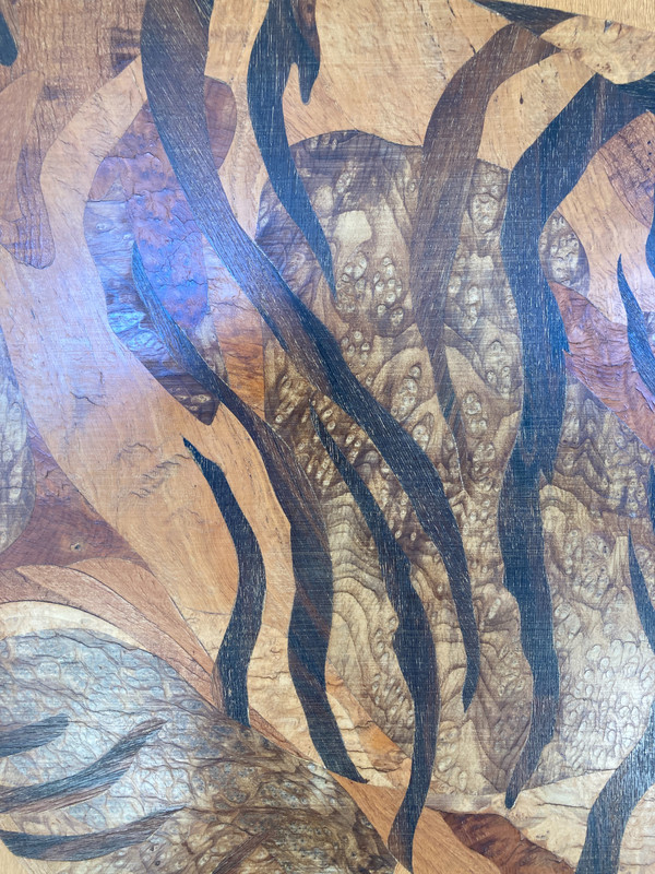 Grande pannello intarsiato in legno esotico, Tigre del Benghale, firmato Rosenau, circa 1930