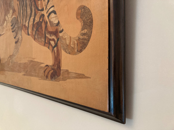 Grande pannello intarsiato in legno esotico, Tigre del Benghale, firmato Rosenau, circa 1930