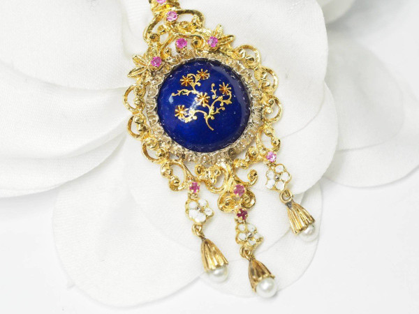 Broche pendentif en or jaune, rubis et perles