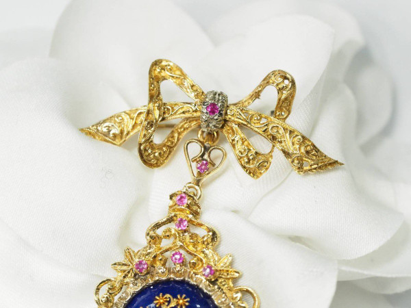 Broche pendentif en or jaune, rubis et perles