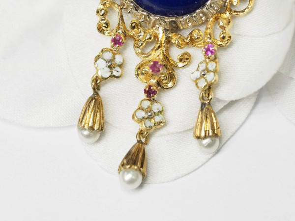 Broche pendentif en or jaune, rubis et perles