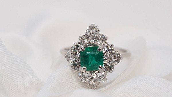 Anello Losangique in oro bianco, smeraldo e diamanti