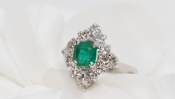 Anello Losangique in oro bianco, smeraldo e diamanti