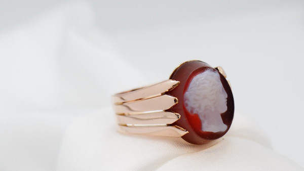 Anello Chevalière con cammeo in oro rosa anni '50