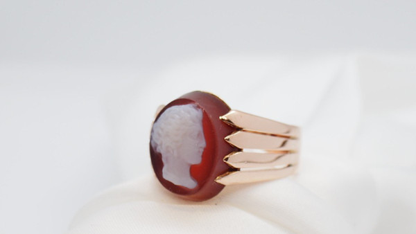 Anello Chevalière con cammeo in oro rosa anni '50