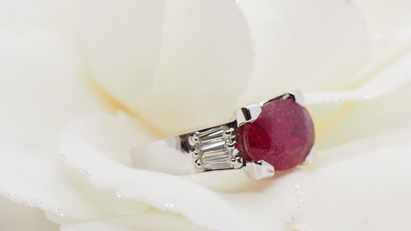 Anello in oro bianco con rubini e diamanti