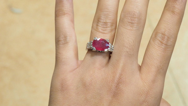 Anello in oro bianco con rubini e diamanti