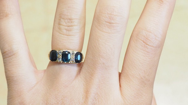 Strumpfbandring aus Gold, Saphiren und Diamanten