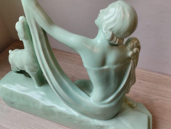 Skulptur - Frau und Hirschkuh - G. Ninin - V. 1930.