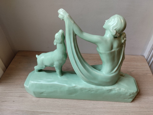 Skulptur - Frau und Hirschkuh - G. Ninin - V. 1930.