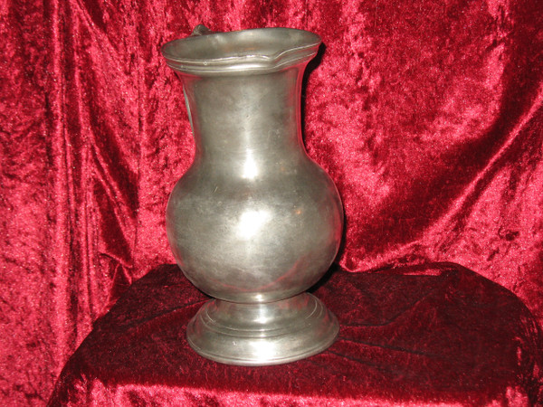 Pot à eau en étain de forme balustre anse chenille époque début 18ème