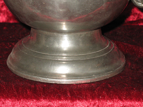 Pot à eau en étain de forme balustre anse chenille époque début 18ème