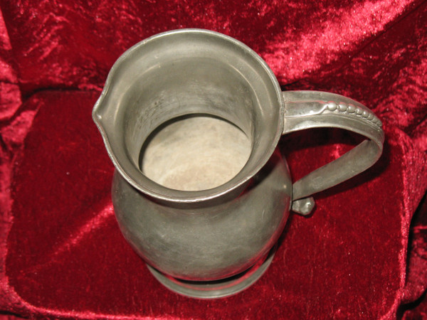 Pot à eau en étain de forme balustre anse chenille époque début 18ème