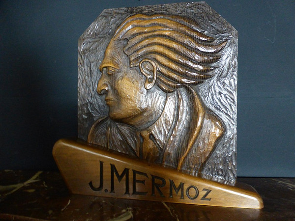 Geschnitzte Tafel mit dem Bildnis von Mermoz