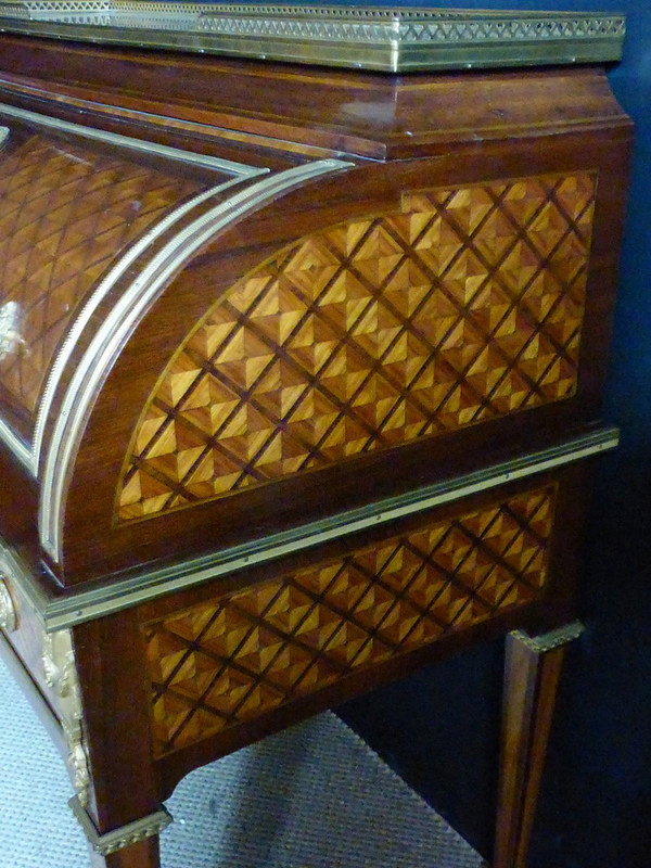 Scrivania a cilindro in stile Luigi XVI in intarsio