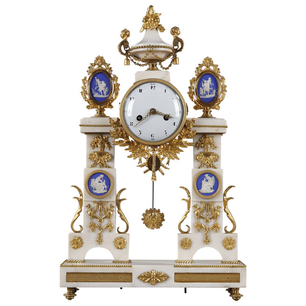 Pendule portique d'époque Louis XVI à décor Wedgwood