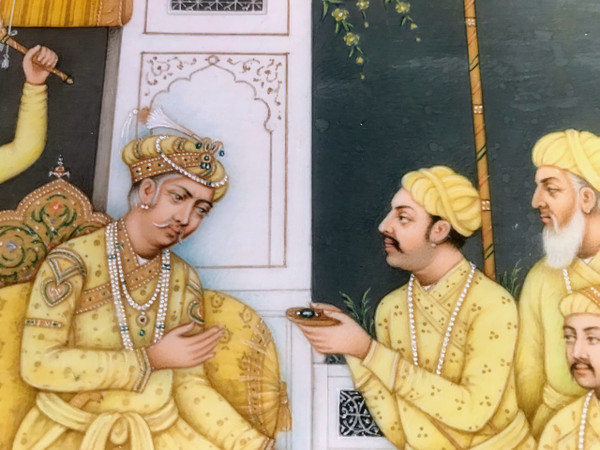 Kaiser Akbar der Große (1542-1605) empfängt auf einer Terrasse, umgeben von seinem Hofstaat, eine Delegation von Würdenträgern