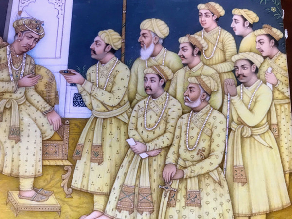 Kaiser Akbar der Große (1542-1605) empfängt auf einer Terrasse, umgeben von seinem Hofstaat, eine Delegation von Würdenträgern