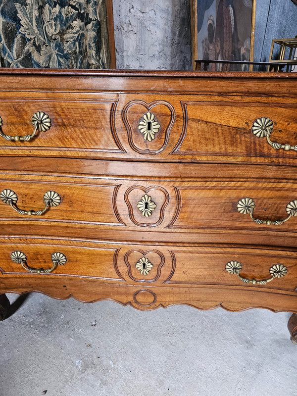 Commode louis XV en noyer blond légèrement galbée du 18 ème siècle 