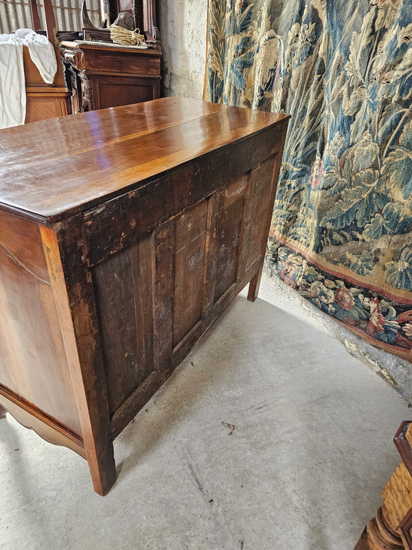 Commode louis XV en noyer blond légèrement galbée du 18 ème siècle 