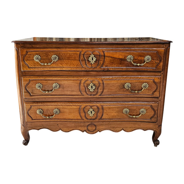 Commode louis XV en noyer blond légèrement galbée du 18 ème siècle 