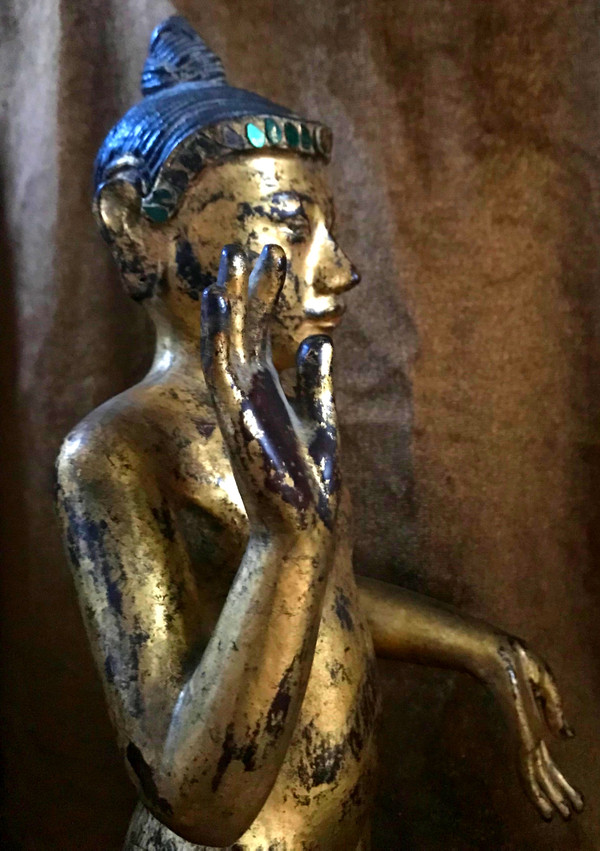 Bouddha enfant debout en Abhaya et Varada Mudra – Bois laqué et doré, Birmanie, XIXe siècle