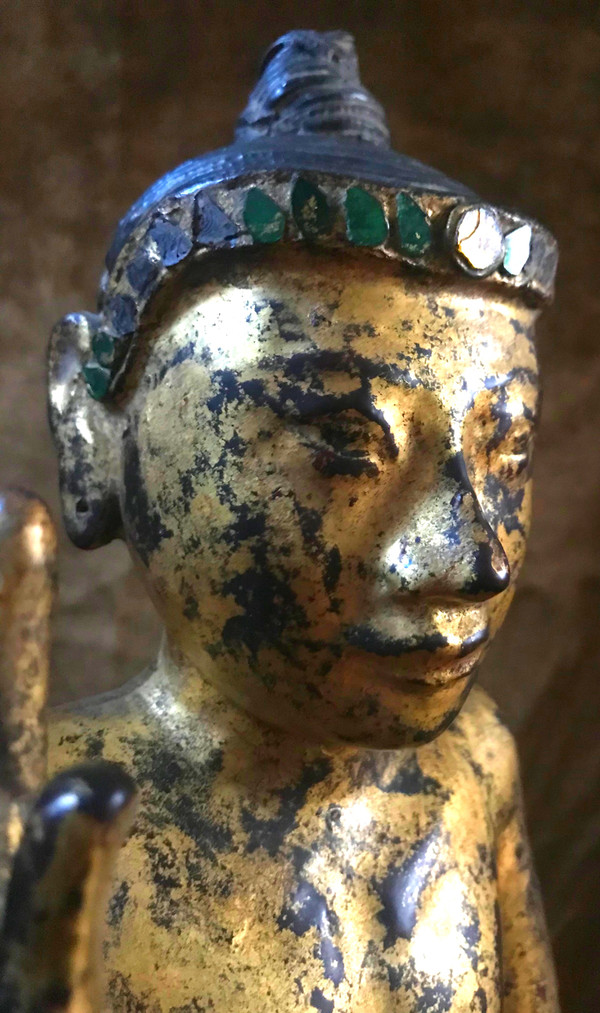 Bouddha enfant debout en Abhaya et Varada Mudra – Bois laqué et doré, Birmanie, XIXe siècle
