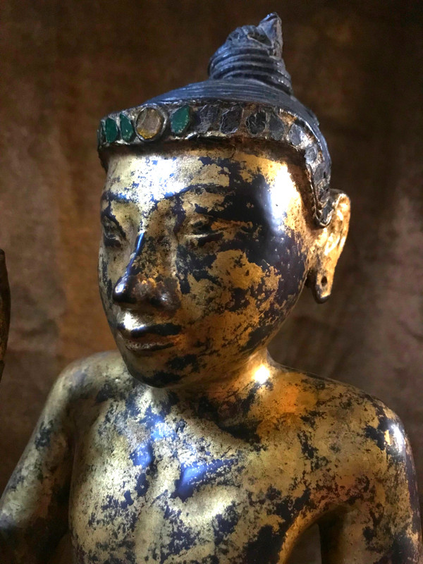 Bouddha enfant debout en Abhaya et Varada Mudra – Bois laqué et doré, Birmanie, XIXe siècle