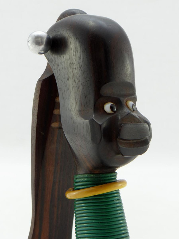Années 1930, Période Art-Déco, Casse-noix Africaniste En ébène De Macassar, fil plastifié et verre.
