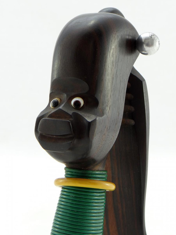 Années 1930, Période Art-Déco, Casse-noix Africaniste En ébène De Macassar, fil plastifié et verre.