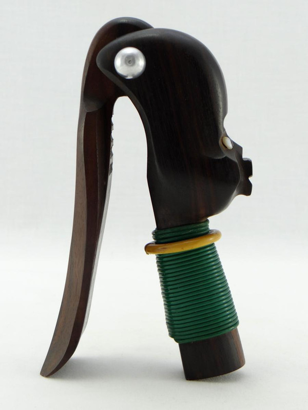 Années 1930, Période Art-Déco, Casse-noix Africaniste En ébène De Macassar, fil plastifié et verre.