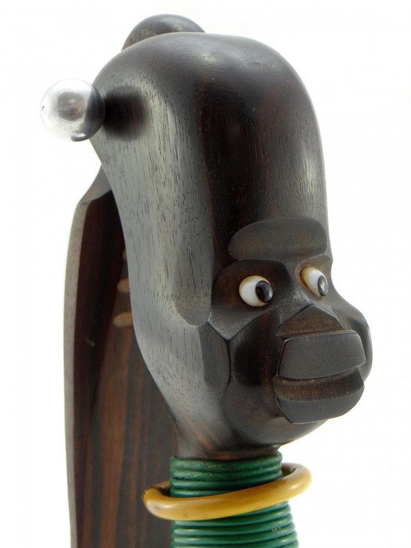 Années 1930, Période Art-Déco, Casse-noix Africaniste En ébène De Macassar, fil plastifié et verre.