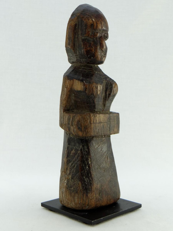 India, XIX secolo o prima, statuetta di divinità in legno intagliato.