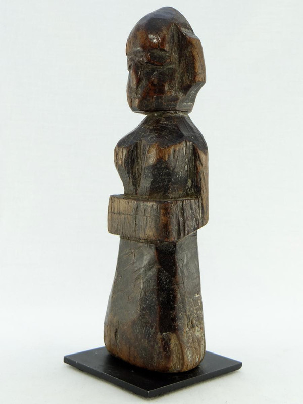 India, XIX secolo o prima, statuetta di divinità in legno intagliato.