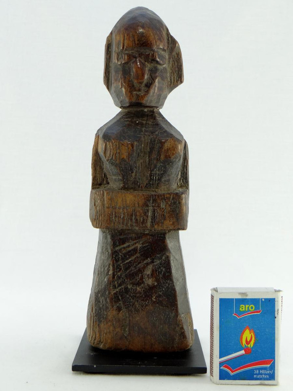 India, XIX secolo o prima, statuetta di divinità in legno intagliato.