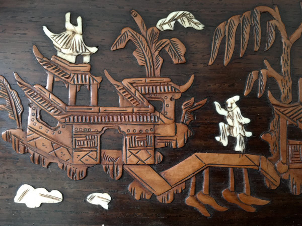 Vietnam Um 1900, Ein Paar Paneele mit Buchsbaum- und Elfenbeinintarsien Dekoriert Mit Lebensszenen.