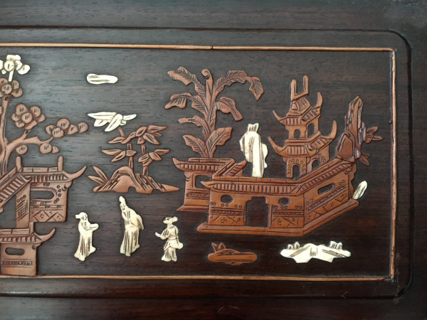 Vietnam Um 1900, Ein Paar Paneele mit Buchsbaum- und Elfenbeinintarsien Dekoriert Mit Lebensszenen.